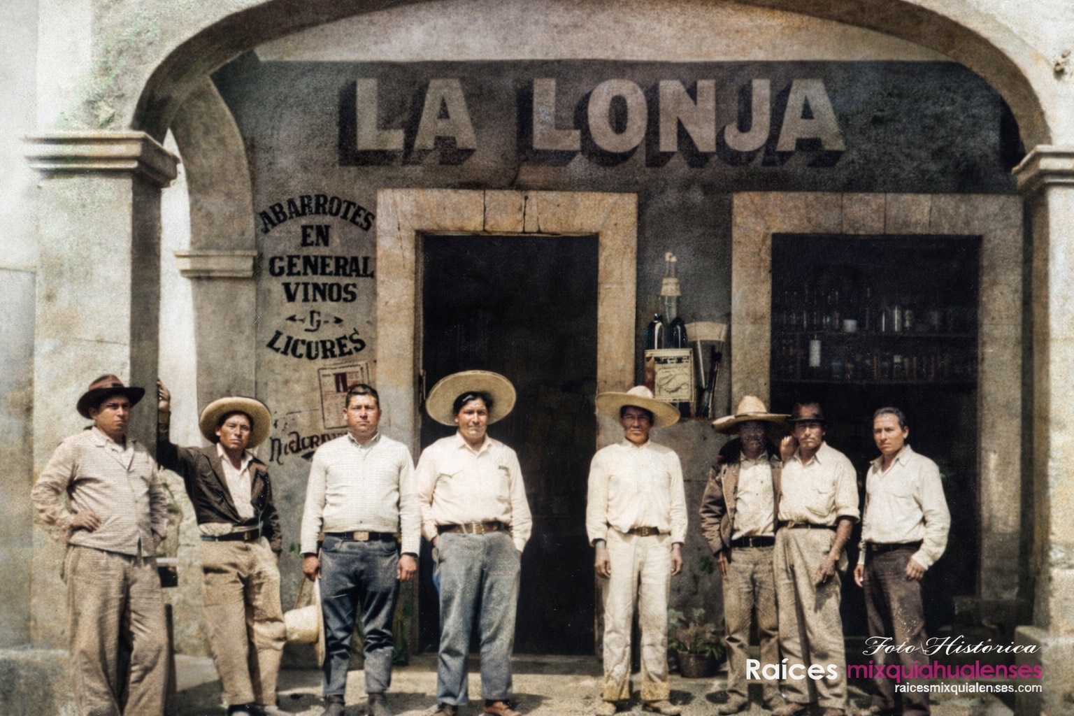 Joel Pérez y Moisés Calva afuera de «La lonja Mercantil»