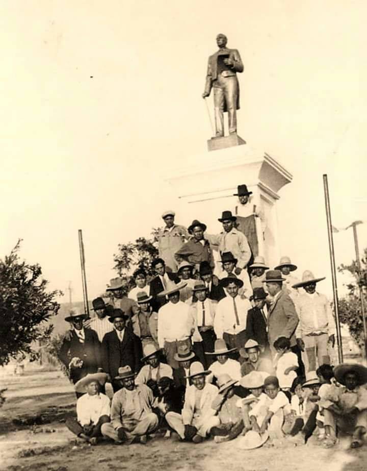 Develación del monumento a Benito Juárez en la plaza de la Constitución, como invitado de honor: Benito Juárez Maza.