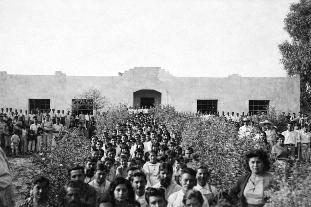 Gente frente a la escuela primaria de la colonia Morelos, retrato de grupo