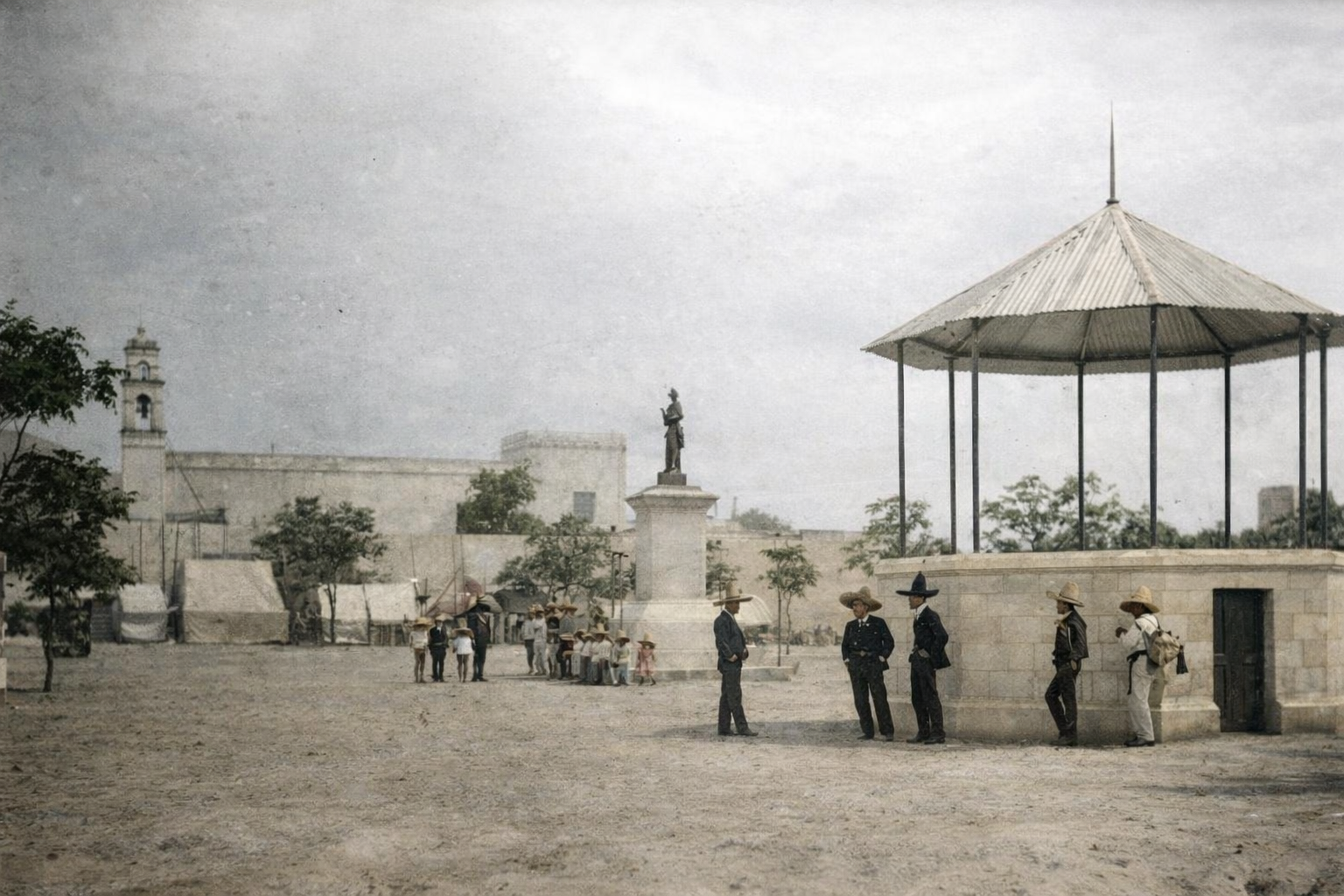 Hombres a un costado del kiosco ubicado en el jardín municipal