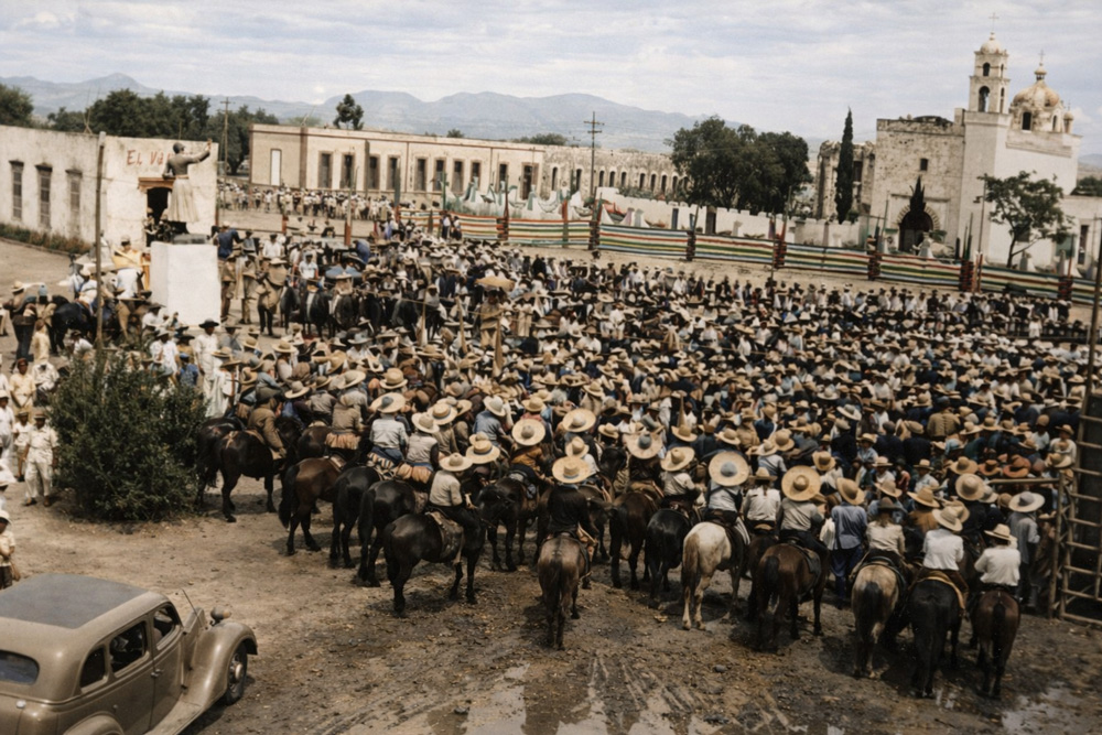 Personas observan el desfile en conmemoración a la Independencia de México